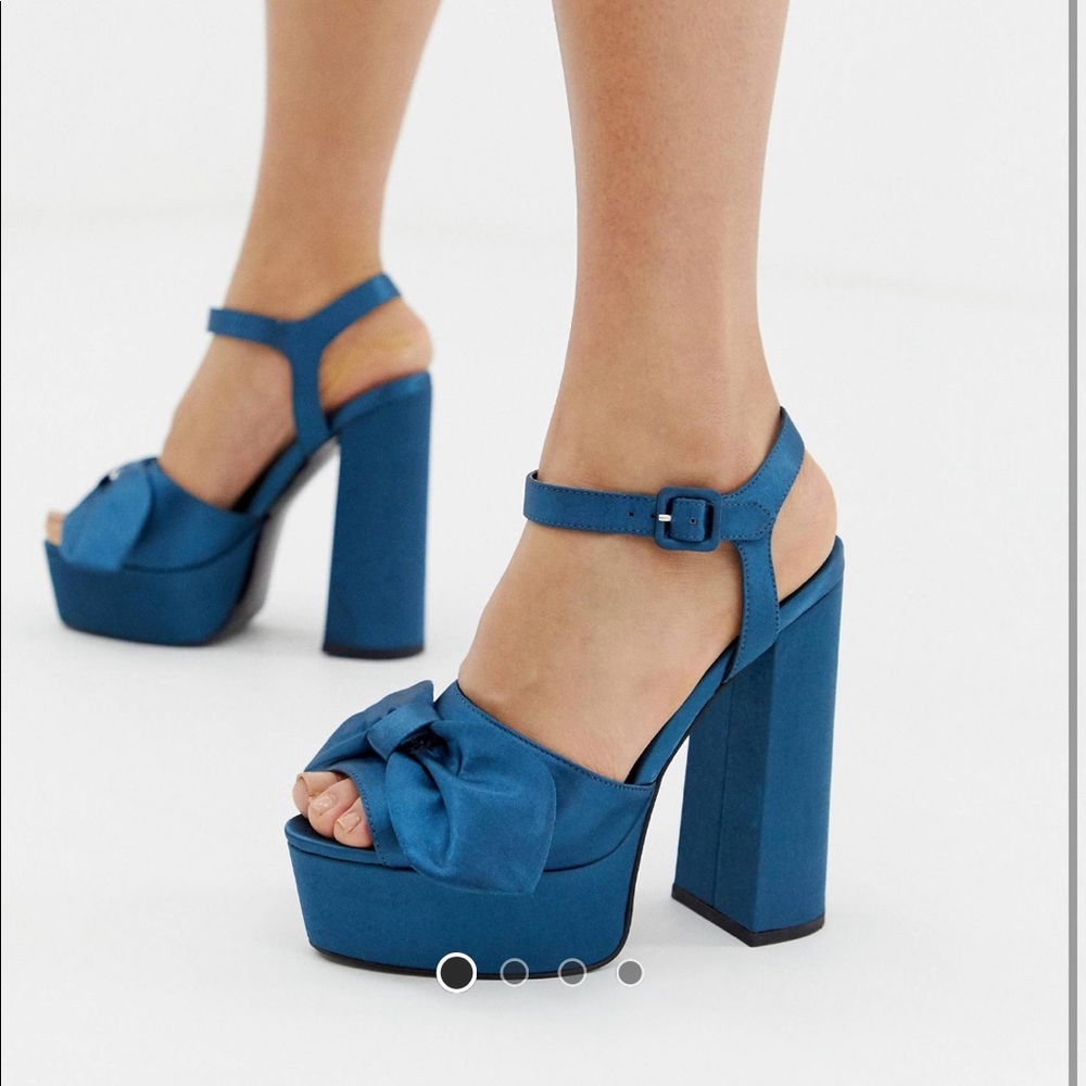 BOW PLATFORM HEELED SANDALS